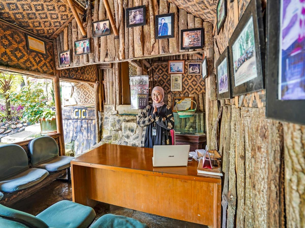 Oyo Homes 90915 Eco Tourism Desa Cihanjuang Rahayu Ciwangun Indah Camp Villas Bongkar Kültér fotó
