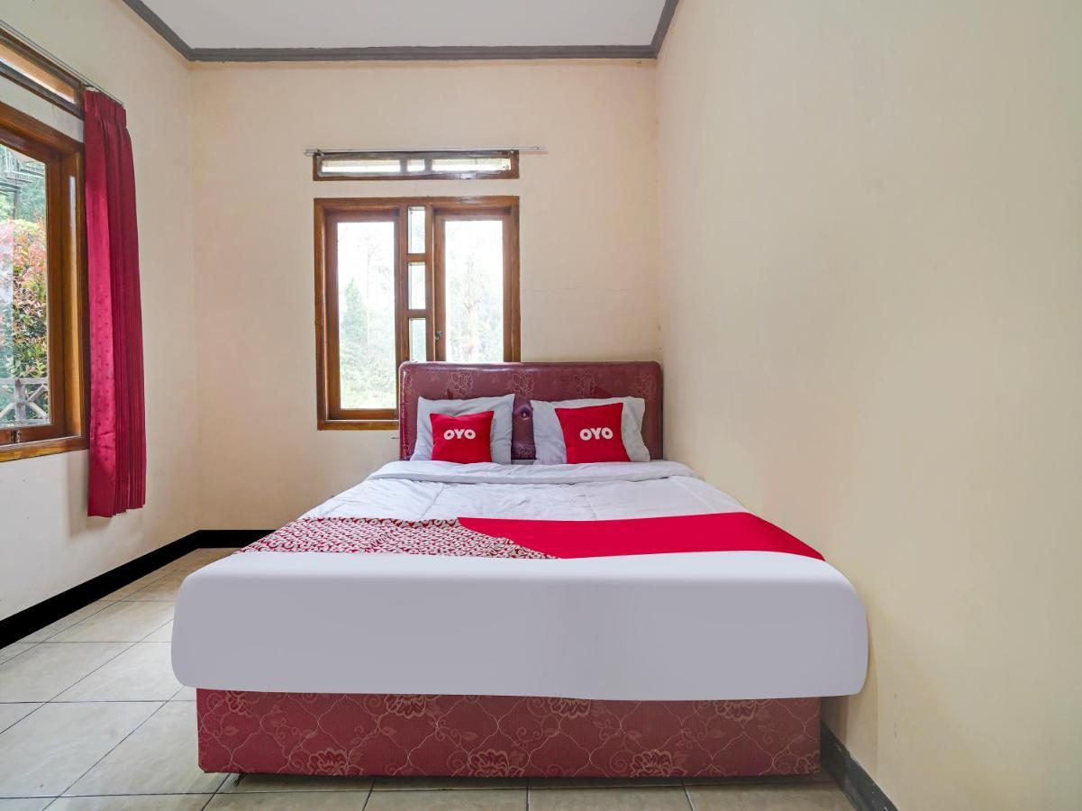 Oyo Homes 90915 Eco Tourism Desa Cihanjuang Rahayu Ciwangun Indah Camp Villas Bongkar Kültér fotó