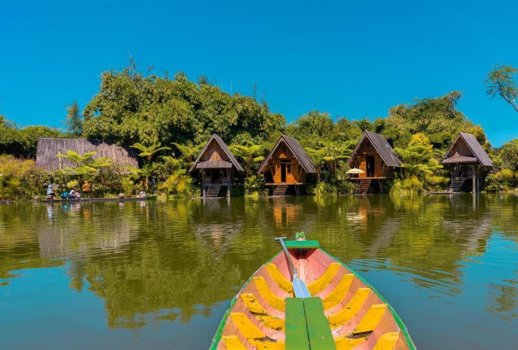 Oyo Homes 90915 Eco Tourism Desa Cihanjuang Rahayu Ciwangun Indah Camp Villas Bongkar Kültér fotó